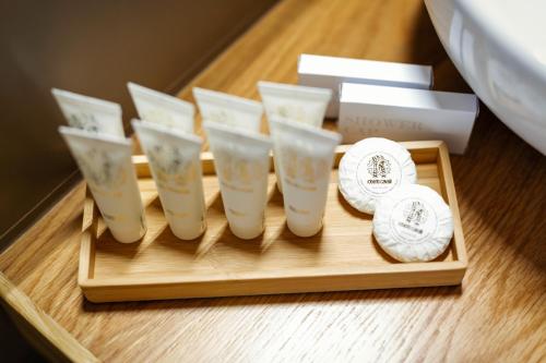 a wooden tray with four cups on a table at Garni il Concale in Castel di Sangro