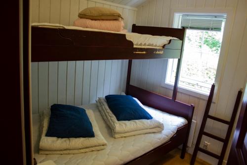 two bunk beds in a room with a window at Gudvangen Camping in Gudvangen