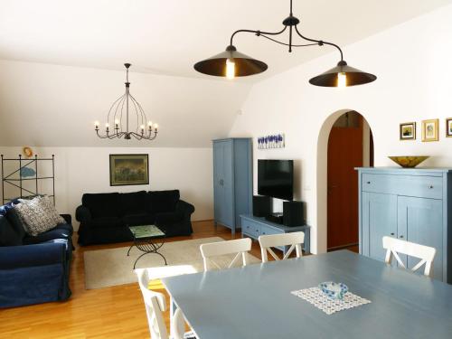 uma sala de estar com uma mesa e um sofá em Apartment Galerija em Radovljica