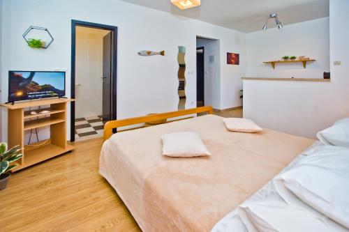 HVAR apartments 8 min to the beach