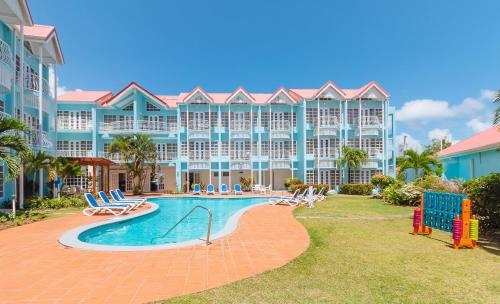ein Resort mit einem Pool und einem Resort in der Unterkunft Bay Gardens Marina Haven in Gros Islet