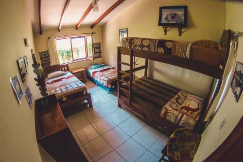 a room with two bunk beds and a window at Hostel Serena in Samaipata