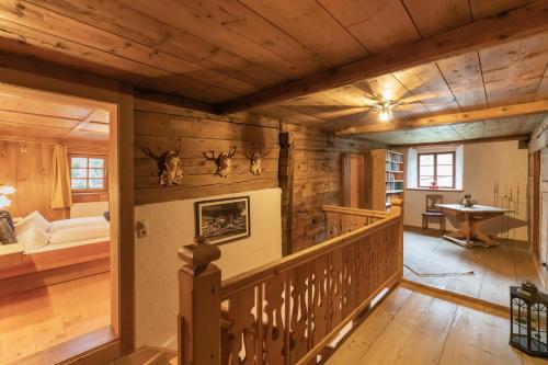une chambre avec des murs en bois et un escalier dans une maison dans l'établissement Hansa House, à Steeg