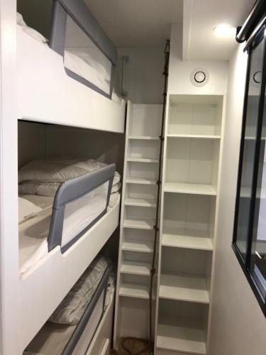 Palanda nebo palandy na pokoji v ubytování Les Cabines