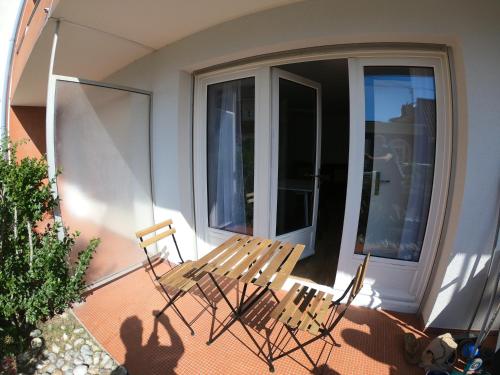 une paire de chaises assises sur un balcon dans l'établissement Les Cabines, à Le Touquet-Paris-Plage