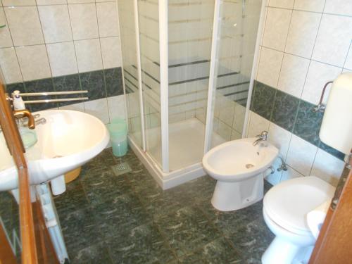 łazienka z umywalką, toaletą i prysznicem w obiekcie Villa Maria w mieście Lastovo
