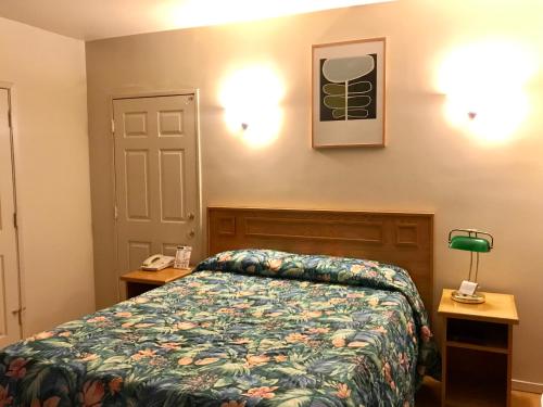 Ένα ή περισσότερα κρεβάτια σε δωμάτιο στο Sunrise Inn