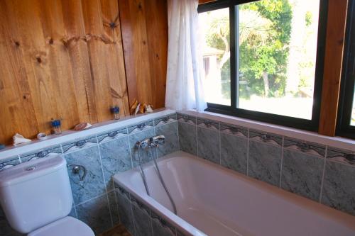 Kylpyhuone majoituspaikassa Villa with Ocean View