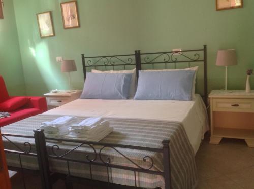 TrepuzziにあるL'Ederaのベッドルーム(青い枕の大型ベッド1台付)