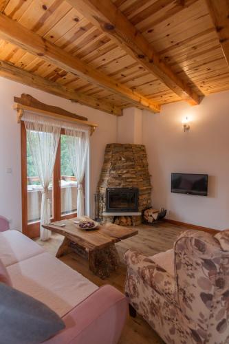 Télévision ou salle de divertissement dans l'établissement Mountain house Popović Tara