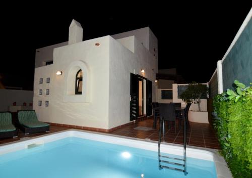 Bazén v ubytování Olympia House Lovely, Close to Town and Beaches with Private Pool & Fast WiFi nebo v jeho okolí