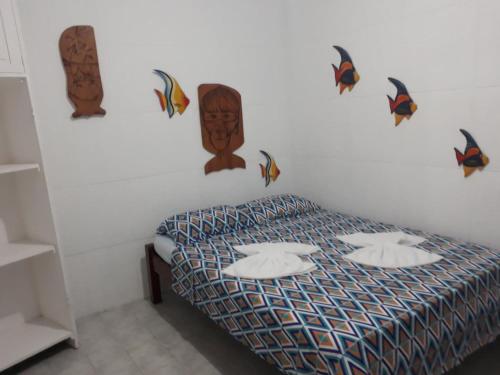 una camera da letto con un letto a scomparsa con farfalle di Ita do Mar a Morro de São Paulo