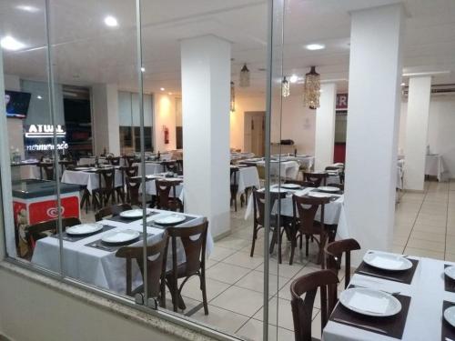 Um restaurante ou outro lugar para comer em Serra Park Flat Service - Rio Quente Esplanada apartamento inteiro roupas de cama a parte