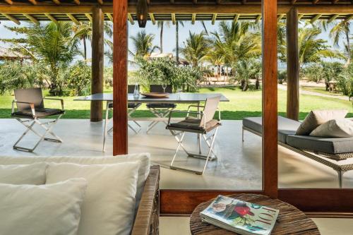 d'une terrasse avec une table et des chaises. dans l'établissement Campo Bahia Hotel Villas Spa, à Santo André