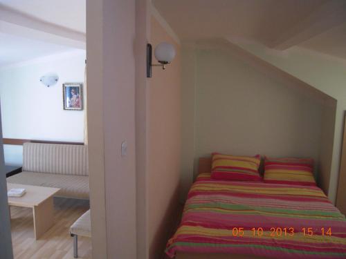 a small bedroom with a bed in a room at Lile Pestani Accommodation in Peštani