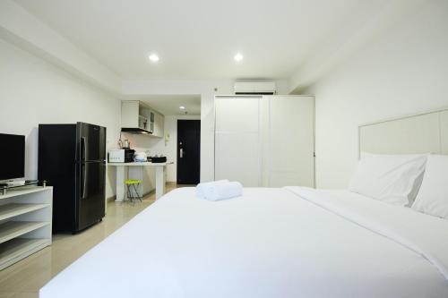 Η κουζίνα ή μικρή κουζίνα στο Exclusive Studio Tamansari The Hive Apartment in Strategic Location By Travelio