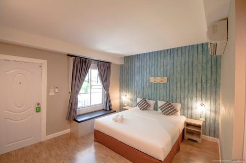 En eller flere senge i et værelse på Color Ville Hotel SHA Certified
