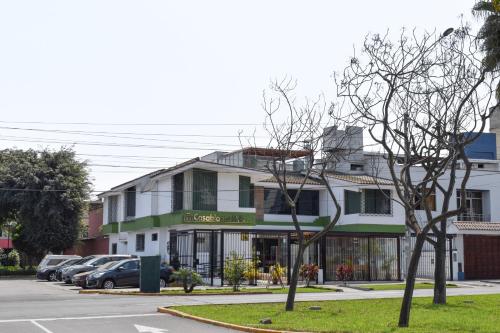 リマにあるCasablanca Limaの駐車場車道の建物