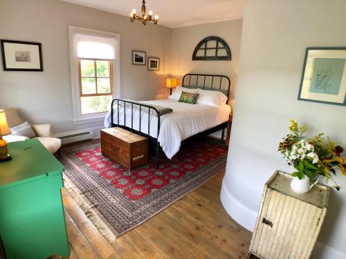 Кровать или кровати в номере Mill Pond Inn