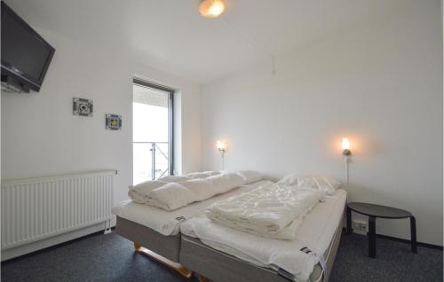 Habitación blanca con cama y TV en 1 Bedroom Awesome Apartment In Rm, en Havneby