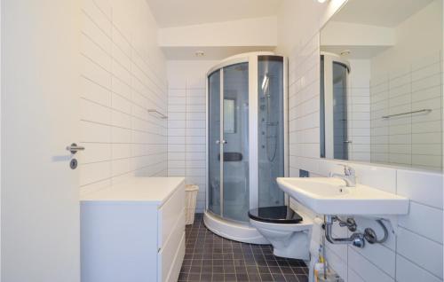 Ένα μπάνιο στο 1 Bedroom Awesome Apartment In Rm