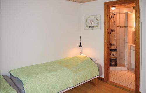 ein Schlafzimmer mit einem Bett und einer ebenerdigen Dusche in der Unterkunft Stunning Studio In Skagen With Wifi in Skagen