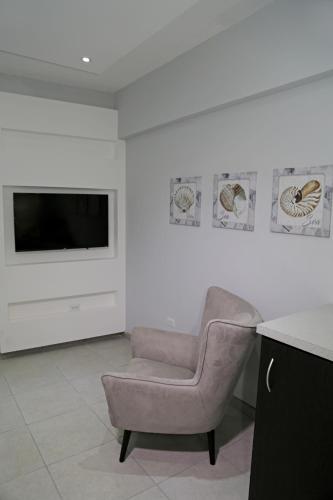 Una televisión o centro de entretenimiento en Itza-Bella Suites