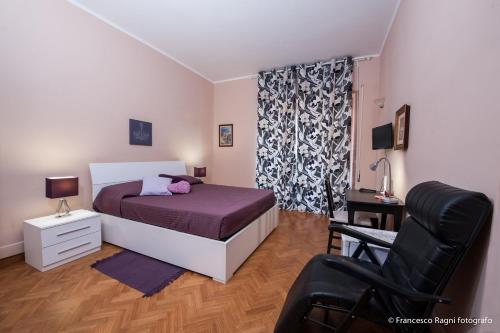 ローマにあるB&B St. Peter's Suitesのベッドルーム1室(ベッド1台、デスク、椅子付)