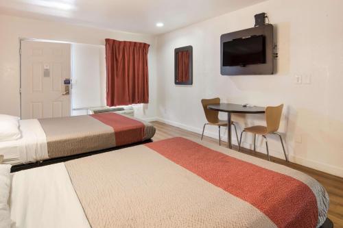 Postel nebo postele na pokoji v ubytování Motel 6-Fort Worth, TX - Seminary
