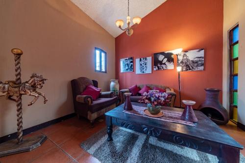 a living room with a couch and a table at 7 orejas in Quetzaltenango