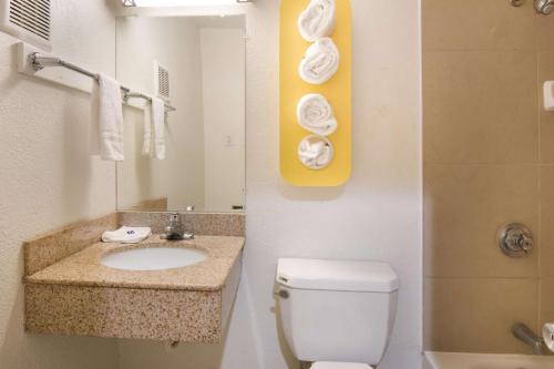 Bilik mandi di Motel 6-Fort Worth, TX - Seminary