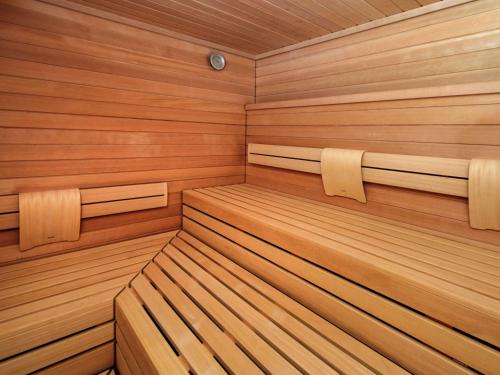 an empty sauna with wooden walls and wooden floors at Novotel München City in Munich