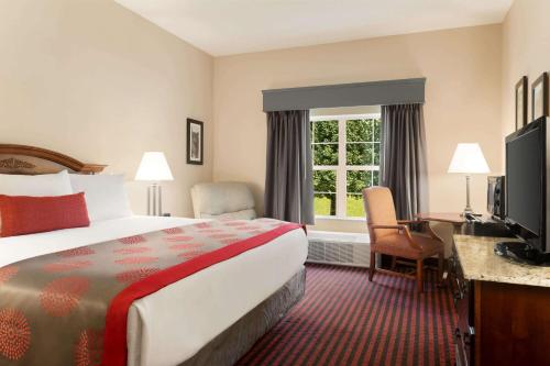 A bed or beds in a room at Ramada by Wyndham Pigeon Forge North
