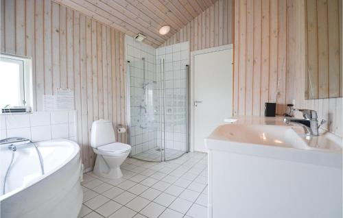 Ett badrum på Cozy Home In Ebeltoft With Sauna