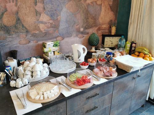 un buffet con muchos platos de comida en una mesa en Da Vinci Residence, en Sibiu