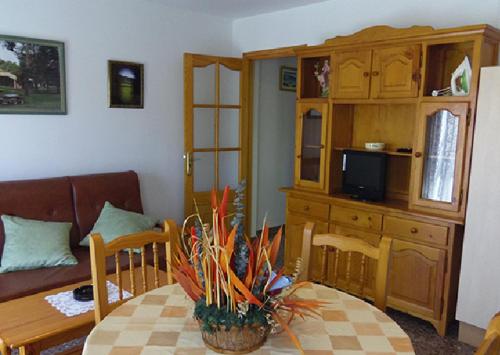 sala de estar con mesa y comedor en Apartamentos Herranz, en Alcoroches