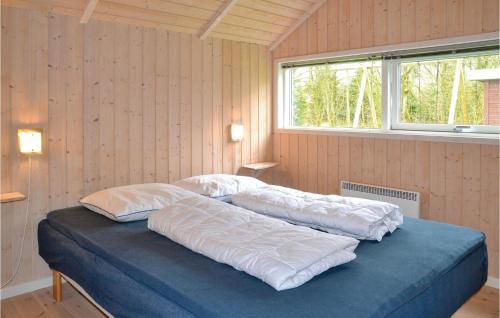 ホーフブルグにあるAwesome Home In Hovborg With Saunaの枕2つが備わるドミトリールームのベッド1台分です。