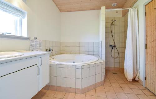 ファーボにあるAmazing Home In Faaborg With 4 Bedrooms, Sauna And Wifiのギャラリーの写真