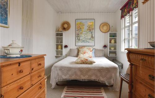 Habitación pequeña con cama y ventana en Lovely Home In Ringkbing With Kitchen, en Søndervig