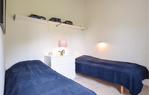 Houにある2 Bedroom Cozy Home In Tranekrの白い部屋のベッド2台(青いシーツ付)