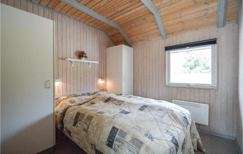 BolilmarkにあるStunning Home In Rm With 4 Bedrooms, Sauna And Wifiの窓付きの部屋にベッド付きのベッドルーム1室があります。