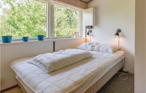Llit o llits en una habitació de Cozy Home In Holbk With House A Panoramic View