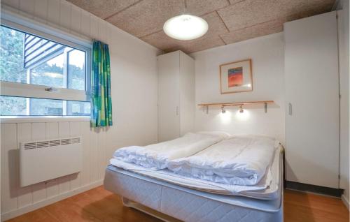Łóżko lub łóżka w pokoju w obiekcie Cozy Home In Ebeltoft With Kitchen