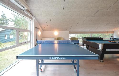 Stolní tenis v ubytování Cozy Home In Ebeltoft With Kitchen nebo okolí