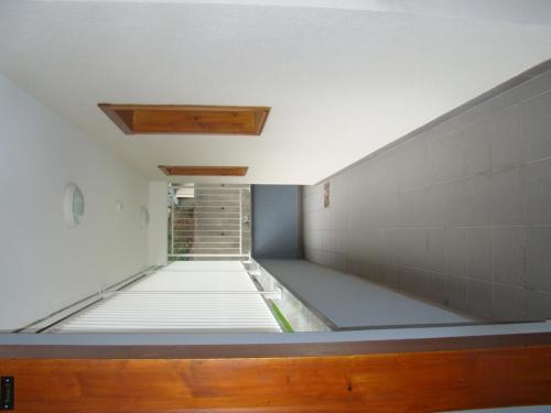 un couloir vide dans une pièce avec plafond dans l'établissement Mar Mar Appartaments, à Briançon