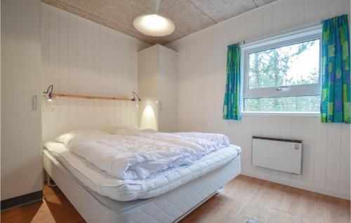 Säng eller sängar i ett rum på Beautiful Home In Ebeltoft With 4 Bedrooms, Sauna And Wifi