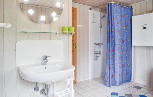 Kylpyhuone majoituspaikassa Stunning Home In Oksbl With Sauna