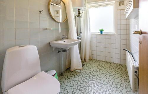 y baño con aseo y lavamanos. en Cozy Home In Holbk With House A Panoramic View, en Holbæk