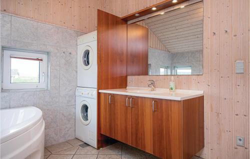 łazienka z umywalką i pralką w obiekcie Lovely Home In Lkken With Kitchen w mieście Løkken
