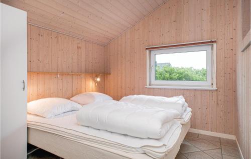 Schlafzimmer mit einem großen weißen Bett und einem Fenster in der Unterkunft Lovely Home In Lkken With Kitchen in Løkken